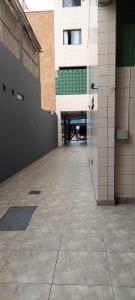 un couloir vide d'un bâtiment dans l'établissement Kit Nana, à Praia Grande
