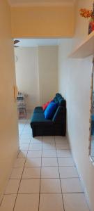 une chambre avec un canapé dans l'angle d'une pièce dans l'établissement Kit Nana, à Praia Grande