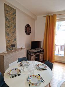 uma sala de jantar com uma mesa com pratos e copos de vinho em Le Refuge des bords de Loire em Blois