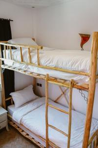 Uma ou mais camas em beliche em um quarto em MojaSurf - Surf & Triathlon Camp