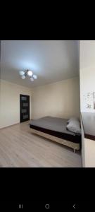 1 dormitorio con 1 cama en el centro de una habitación en CreangaView en Chişinău