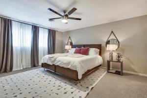 1 dormitorio con 1 cama y ventilador de techo en Spacious Bryan Home with Patio 4 Mi to Downtown, en Bryan