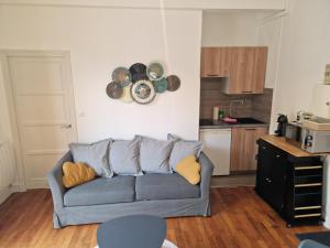 uma sala de estar com um sofá e uma cozinha em Le Refuge des bords de Loire em Blois