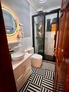 Ett badrum på Residence Ethan Nji - Elegant Escape
