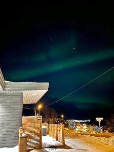 een afbeelding van het noorderlicht in de lucht bij Segla bed & go in Fjordgård