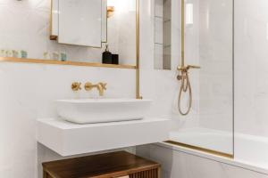 y baño con lavabo y ducha. en Chic Chelsea 1BR Luxe Retreat, Serene Balcony en Londres