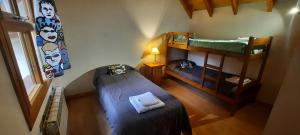 vistas a un dormitorio con 2 literas en Apart Hotel Bungalows El Viejo Cipres en San Carlos de Bariloche