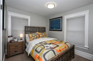 um quarto com uma cama e duas janelas em Berrodin Bed & Breakfast em Akron