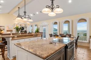 Φωτογραφία από το άλμπουμ του New! Luxurious 3 Bed Sleeps 12 Epic Views Wow σε Crystal Beach