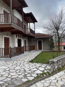 ein Haus mit einer steinernen Einfahrt davor in der Unterkunft ΑΓΝΑΝΤΕΜΑ in Elati, Trikala