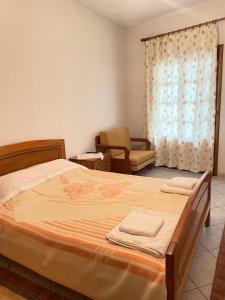ein Schlafzimmer mit einem Bett mit zwei Handtüchern darauf in der Unterkunft ΑΓΝΑΝΤΕΜΑ in Elati, Trikala