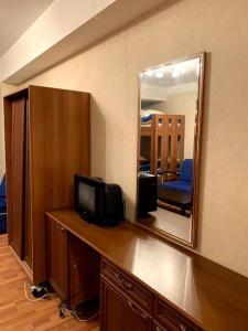 Kʼumlistsʼikhe的住宿－axis，一间房间,在带镜子的柜台上配有电视