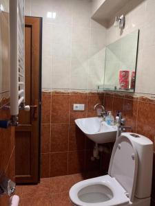 un bagno con un water e un lavandino di axis a Kʼumlistsʼikhe