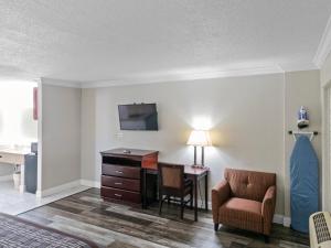 a living room with a desk and a chair at Dream Inn in Fresno