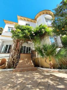 a house with plants on the front of it at BBTK Bed and Bike in Málaga