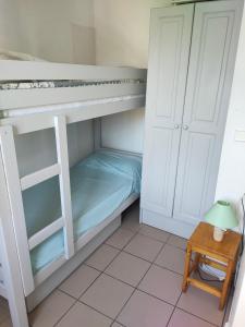布里昂松的住宿－Chez Maxime Pre du Moulin，配有一张桌子和凳子的客房内的双层床