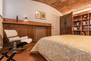 - une chambre avec un lit, un bureau et une chaise dans l'établissement VillaColdiLunaProseccoHills, 