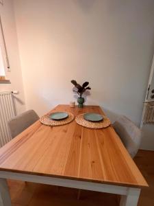 una mesa de madera con dos platos encima en Große Apartments für Monteure & Feriengäste, en Dorsten