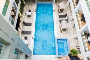 阿比让SANA Hotel的建筑物内游泳池的俯视图