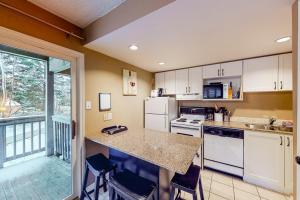 Kuchyň nebo kuchyňský kout v ubytování Condo 503 at North Creek Resort