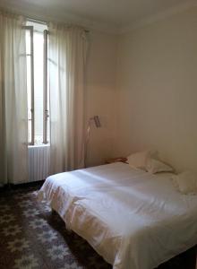 カンヌにある16 Avenue Marechal Gallieniのベッドルーム(白いベッド1台、窓付)