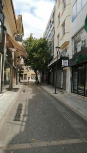 eine leere Straße in einer Stadt mit Gebäuden in der Unterkunft Athens Soho Lofts -Evaggelistrias 18 in Athen