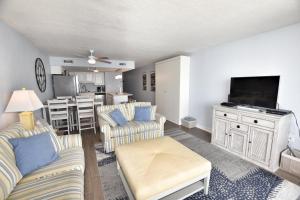 un salon avec canapés et télévision ainsi qu'une cuisine dans l'établissement 0403 Waters Edge Resort, à Myrtle Beach