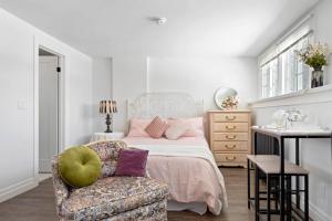 a bedroom with a bed and a chair at Conveniently located Studio in Burlington - U5 in Burlington