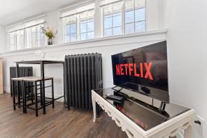 ein Wohnzimmer mit einem Flachbild-TV und einem Heizkörper in der Unterkunft Conveniently located Studio in Burlington - U5 in Burlington