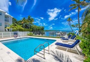 einen Pool mit Liegestühlen und Meerblick in der Unterkunft Heart of Morada in Islamorada