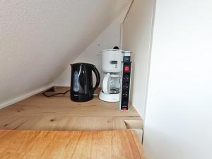 Príslušenstvo na prípravu kávy alebo čaju v ubytovaní Le Marmandais, T3 lumineux duplex, balcon, parking, wifi, proche thermes, ascenseur, 4 personnes