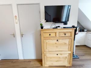 Televízia a/alebo spoločenská miestnosť v ubytovaní Le Marmandais, T3 lumineux duplex, balcon, parking, wifi, proche thermes, ascenseur, 4 personnes