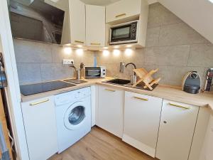 Kuchyňa alebo kuchynka v ubytovaní Le Marmandais, T3 lumineux duplex, balcon, parking, wifi, proche thermes, ascenseur, 4 personnes