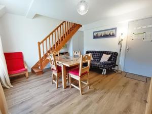 Posedenie v ubytovaní Le Marmandais, T3 lumineux duplex, balcon, parking, wifi, proche thermes, ascenseur, 4 personnes