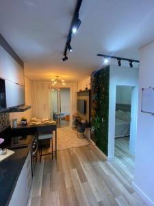 a room with a kitchen with a counter and a room with at Apartamento Novo Moderno-8Km Aeroporto GRU in Guarulhos