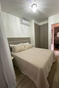 a bedroom with a bed and a ceiling fan at Apartamento Novo Moderno-8Km Aeroporto GRU in Guarulhos