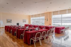 una habitación con mesas y sillas con manteles rojos en Hotel Jose Antonio Puno, en Puno