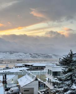 una ciudad con nieve en los tejados de edificios en KUBO Patagonia en Ushuaia