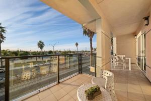 a balcony with a table and chairs and a view of a street at Long Beach Mordern APT in Long Beach