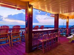 un restaurant avec des chaises et un bar sur une terrasse dans l'établissement Incredible Sunrises*Sleeps 12*Beautiful, à Freeport