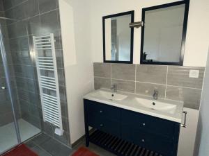 uma casa de banho com um lavatório e um chuveiro em LA VREMONTOISE em Mâcon