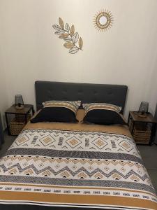una camera con un letto con due comodini di LA VREMONTOISE a Mâcon