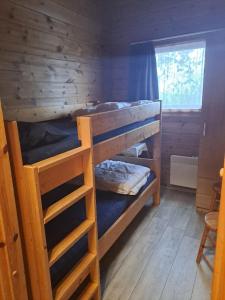 Zimmer mit 2 Etagenbetten in einer Hütte in der Unterkunft Juromi 42 in Gramsbergen