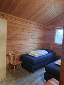 Zimmer mit einem Bett und einem Stuhl in einer Hütte in der Unterkunft Juromi 42 in Gramsbergen