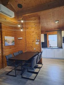 ein Esszimmer mit einem Tisch und einer Küche in der Unterkunft Juromi 42 in Gramsbergen