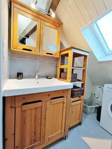 Cuisine ou kitchenette dans l'établissement La Tanière, T2 duplex, centre Luchon, 4 personnes, wifi, 3ème étage