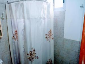 ein Duschvorhang mit Blumenmuster im Badezimmer in der Unterkunft Marcelo in Carmen de Patagones