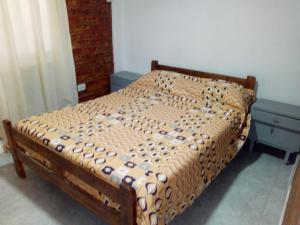 ein kleines Bett mit einem Holzrahmen in einem Zimmer in der Unterkunft Marcelo in Carmen de Patagones
