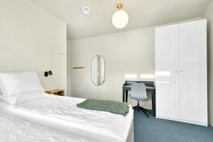 Ένα ή περισσότερα κρεβάτια σε δωμάτιο στο Central Guest House - Bedroom with en suite Bathroom