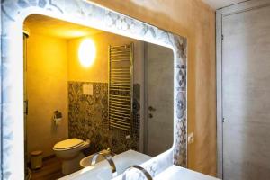uma casa de banho com um lavatório, um WC e um espelho. em La Casa dello Stilista em Brescia